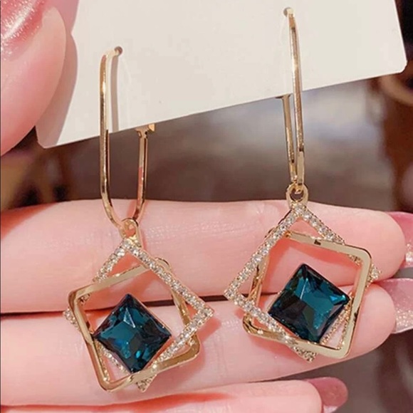 🌻2/$10.00🌻Rhinestone Square Drop Earring - Picture 3 of 4